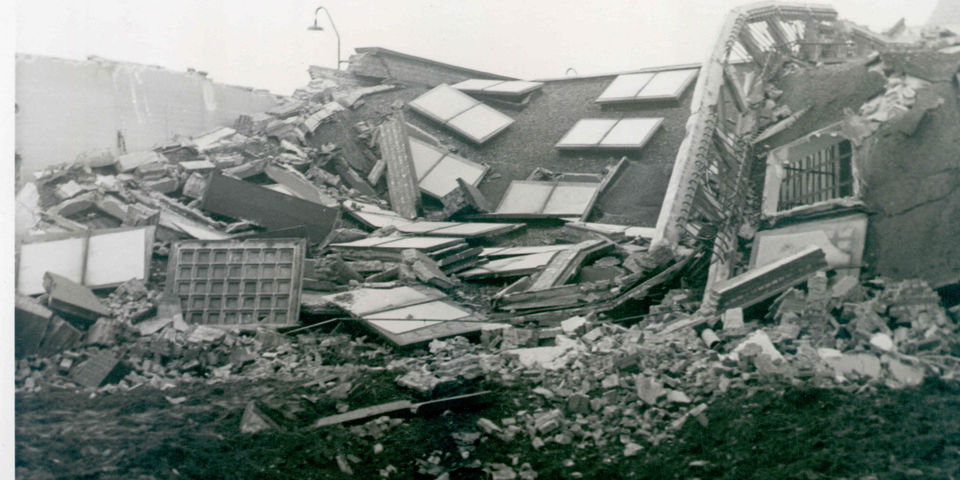 Zware schade op het fabrieksterrein van Societé Générale Metallurgique door inslag V-bom.